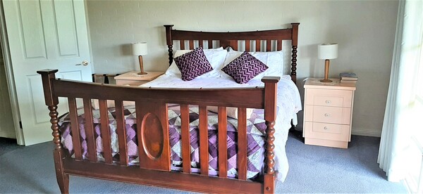 Bedroom 2 with Queen Size bed